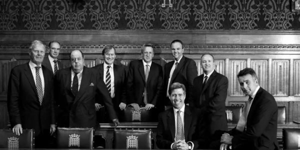 1922 Komitesinin onde gelen uyeleri 2010 yilinda Baskan Sir Graham Brady MP sagdan ucuncu sirada oturuyor.